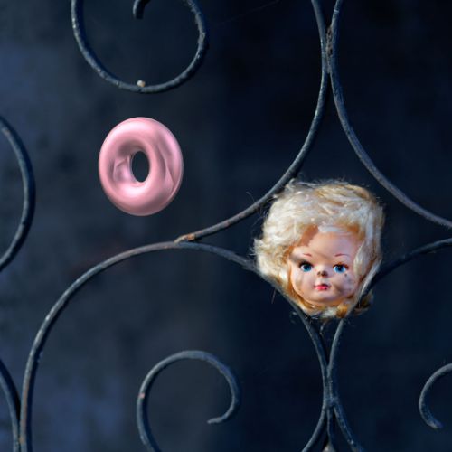 La poupée aux yeux bleus