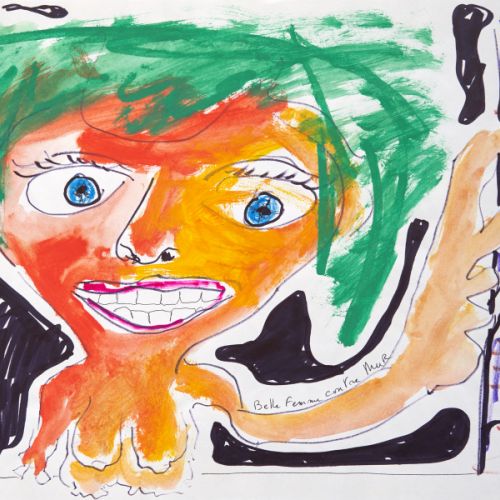 N° 716 - Belle femme contre mur