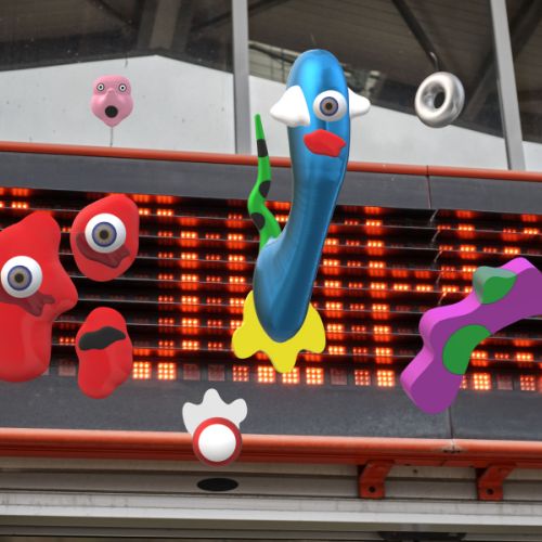 Personne âgée, attendant son train